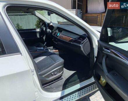 Білий БМВ Х5, об'ємом двигуна 2.99 л та пробігом 200 тис. км за 17100 $, фото 2 на Automoto.ua