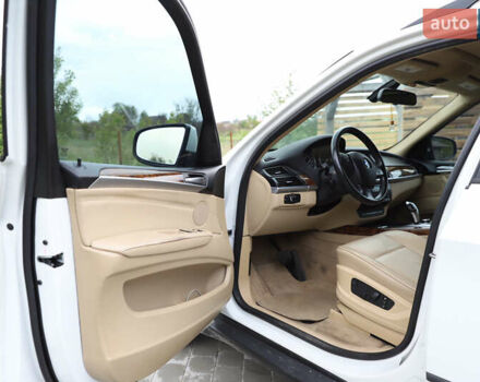 Белый БМВ Х5, объемом двигателя 3 л и пробегом 244 тыс. км за 17500 $, фото 13 на Automoto.ua