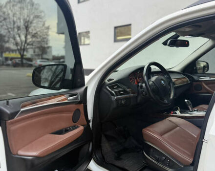 Белый БМВ Х5, объемом двигателя 2.99 л и пробегом 259 тыс. км за 16400 $, фото 11 на Automoto.ua