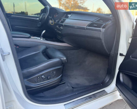 Белый БМВ Х5, объемом двигателя 3 л и пробегом 234 тыс. км за 15800 $, фото 44 на Automoto.ua