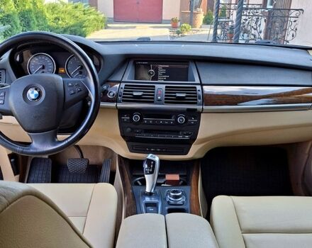 Белый БМВ Х5, объемом двигателя 3 л и пробегом 231 тыс. км за 12800 $, фото 6 на Automoto.ua