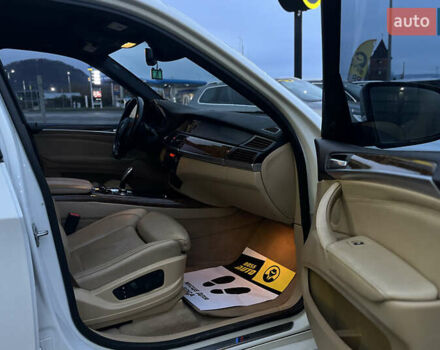 Белый БМВ Х5, объемом двигателя 3 л и пробегом 325 тыс. км за 13700 $, фото 24 на Automoto.ua