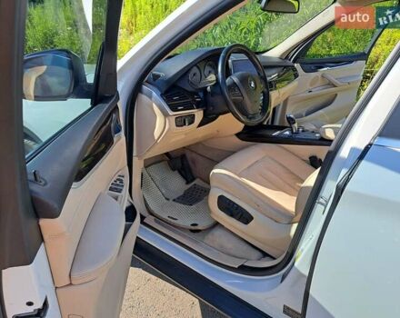 Белый БМВ Х5, объемом двигателя 3 л и пробегом 225 тыс. км за 22500 $, фото 4 на Automoto.ua