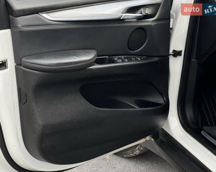Белый БМВ Х5, объемом двигателя 2.98 л и пробегом 135 тыс. км за 20000 $, фото 24 на Automoto.ua