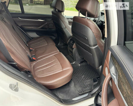 Білий БМВ Х5, об'ємом двигуна 2.99 л та пробігом 185 тис. км за 35000 $, фото 27 на Automoto.ua