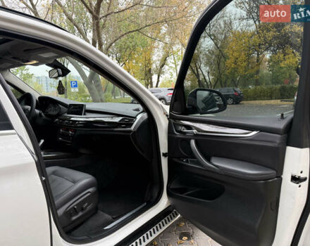 Белый БМВ Х5, объемом двигателя 3 л и пробегом 287 тыс. км за 23999 $, фото 49 на Automoto.ua