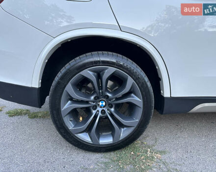 Белый БМВ Х5, объемом двигателя 2 л и пробегом 100 тыс. км за 32000 $, фото 2 на Automoto.ua