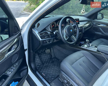 Белый БМВ Х5, объемом двигателя 2 л и пробегом 100 тыс. км за 32000 $, фото 5 на Automoto.ua