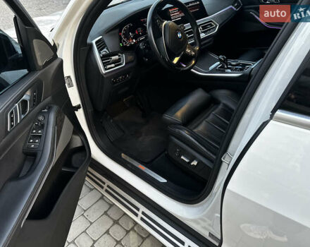 Белый БМВ Х5, объемом двигателя 3 л и пробегом 165 тыс. км за 41586 $, фото 5 на Automoto.ua