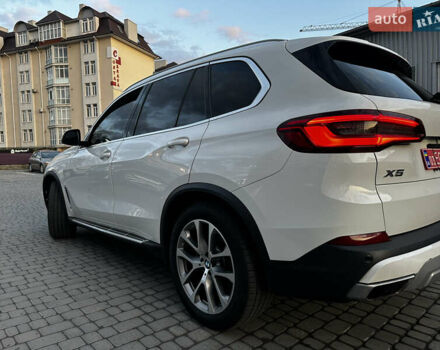 Белый БМВ Х5, объемом двигателя 3 л и пробегом 165 тыс. км за 41586 $, фото 4 на Automoto.ua