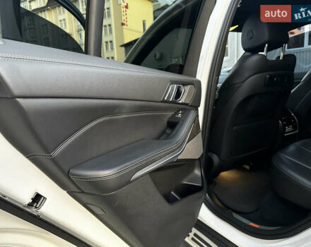 Белый БМВ Х5, объемом двигателя 3 л и пробегом 165 тыс. км за 41586 $, фото 9 на Automoto.ua