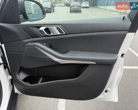 Белый БМВ Х5, объемом двигателя 2 л и пробегом 68 тыс. км за 56500 $, фото 24 на Automoto.ua