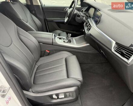 Белый БМВ Х5, объемом двигателя 2 л и пробегом 68 тыс. км за 56500 $, фото 25 на Automoto.ua