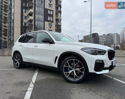 Белый БМВ Х5, объемом двигателя 2 л и пробегом 68 тыс. км за 56500 $, фото 2 на Automoto.ua