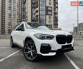 Белый БМВ Х5, объемом двигателя 2 л и пробегом 68 тыс. км за 56500 $, фото 1 на Automoto.ua