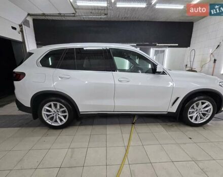 Белый БМВ Х5, объемом двигателя 3 л и пробегом 59 тыс. км за 60500 $, фото 5 на Automoto.ua