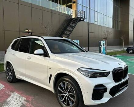 Белый БМВ Х5, объемом двигателя 2 л и пробегом 49 тыс. км за 69900 $, фото 1 на Automoto.ua