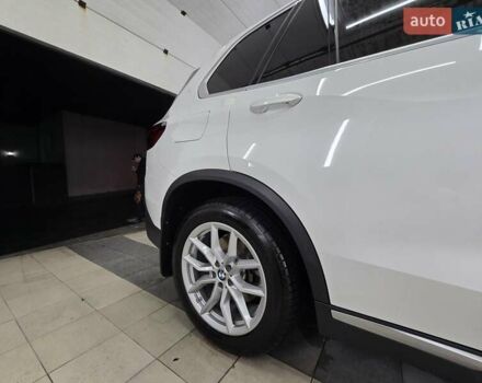 Белый БМВ Х5, объемом двигателя 3 л и пробегом 59 тыс. км за 60500 $, фото 2 на Automoto.ua