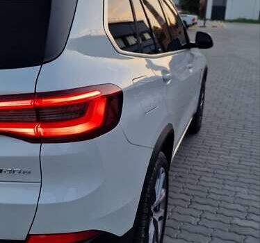 Белый БМВ Х5, объемом двигателя 3 л и пробегом 31 тыс. км за 72500 $, фото 1 на Automoto.ua