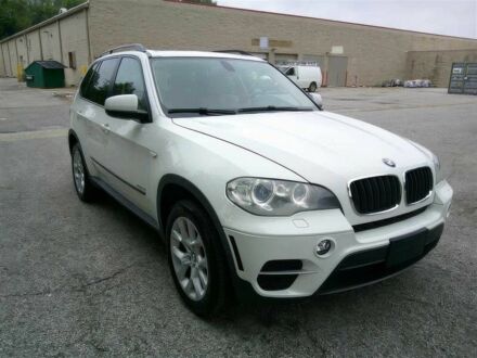 Белый БМВ Х5, объемом двигателя 3 л и пробегом 105 тыс. км за 3000 $, фото 1 на Automoto.ua