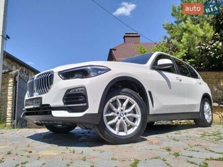 БМВ Х5 2021 в Ровно на Automoto.ua Белый БМВ Х5, объемом двигателя 2 л и пробегом 68 тыс. км за 53800 $, фото 1 на Automoto.ua
