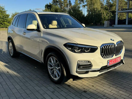 Белый БМВ Х5, объемом двигателя 3 л и пробегом 120 тыс. км за 47300 $, фото 1 на Automoto.ua