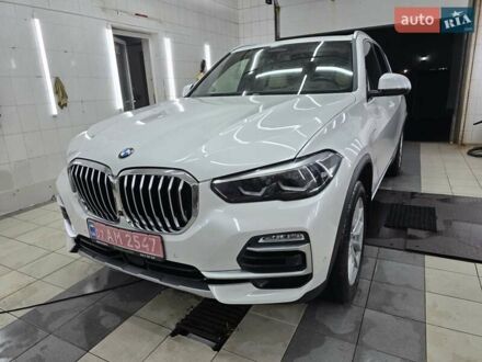 Белый БМВ Х5, объемом двигателя 3 л и пробегом 59 тыс. км за 60500 $, фото 1 на Automoto.ua