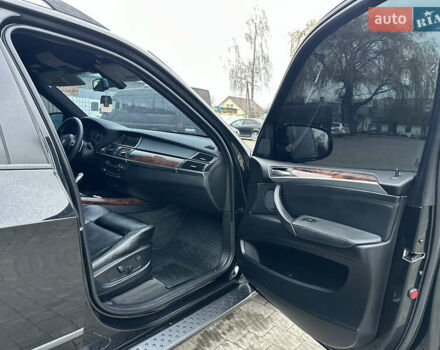 Черный БМВ Х5, объемом двигателя 3 л и пробегом 270 тыс. км за 12250 $, фото 89 на Automoto.ua