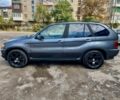 Серый БМВ Х5, объемом двигателя 3 л и пробегом 355 тыс. км за 6000 $, фото 2 на Automoto.ua