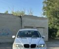 Серый БМВ Х5, объемом двигателя 3 л и пробегом 450 тыс. км за 4000 $, фото 1 на Automoto.ua