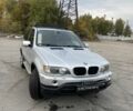 Серый БМВ Х5, объемом двигателя 3 л и пробегом 390 тыс. км за 5500 $, фото 1 на Automoto.ua