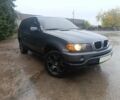 Серый БМВ Х5, объемом двигателя 3 л и пробегом 300 тыс. км за 4700 $, фото 1 на Automoto.ua