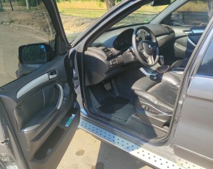 Серый БМВ Х5, объемом двигателя 3 л и пробегом 316 тыс. км за 5500 $, фото 4 на Automoto.ua