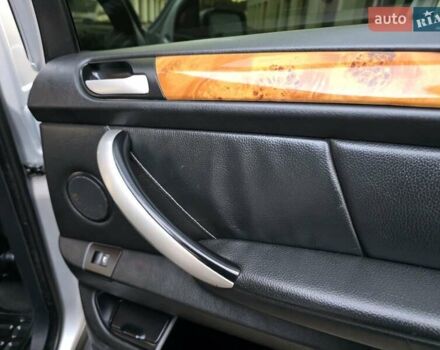 Серый БМВ Х5, объемом двигателя 3 л и пробегом 295 тыс. км за 7999 $, фото 108 на Automoto.ua