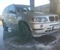 Серый БМВ Х5, объемом двигателя 3 л и пробегом 320 тыс. км за 4500 $, фото 1 на Automoto.ua