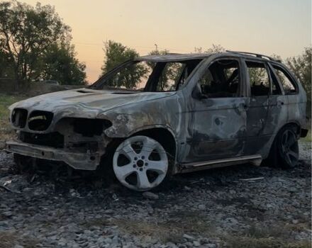 Серый БМВ Х5, объемом двигателя 3 л и пробегом 300 тыс. км за 2000 $, фото 2 на Automoto.ua