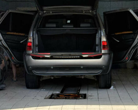 Серый БМВ Х5, объемом двигателя 3 л и пробегом 343 тыс. км за 13300 $, фото 13 на Automoto.ua