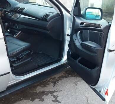 Серый БМВ Х5, объемом двигателя 3 л и пробегом 340 тыс. км за 6500 $, фото 10 на Automoto.ua