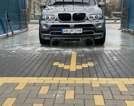 Серый БМВ Х5, объемом двигателя 3 л и пробегом 378 тыс. км за 16000 $, фото 1 на Automoto.ua