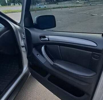 Серый БМВ Х5, объемом двигателя 3 л и пробегом 400 тыс. км за 11800 $, фото 16 на Automoto.ua