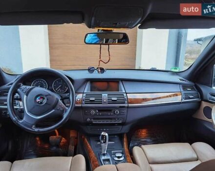 Серый БМВ Х5, объемом двигателя 3 л и пробегом 330 тыс. км за 17000 $, фото 4 на Automoto.ua