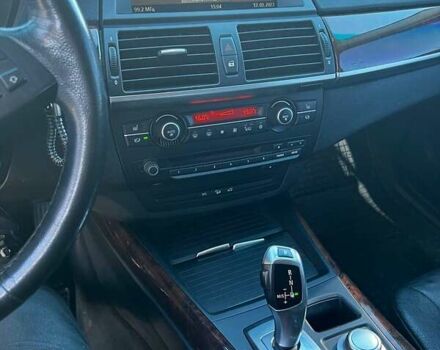 Серый БМВ Х5, объемом двигателя 3 л и пробегом 350 тыс. км за 12000 $, фото 4 на Automoto.ua