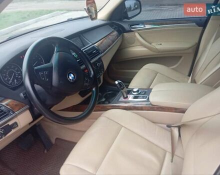 Серый БМВ Х5, объемом двигателя 3 л и пробегом 350 тыс. км за 8600 $, фото 4 на Automoto.ua
