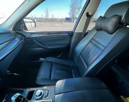 Серый БМВ Х5, объемом двигателя 3 л и пробегом 350 тыс. км за 12000 $, фото 11 на Automoto.ua