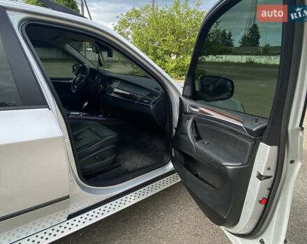 Серый БМВ Х5, объемом двигателя 3 л и пробегом 237 тыс. км за 13700 $, фото 17 на Automoto.ua