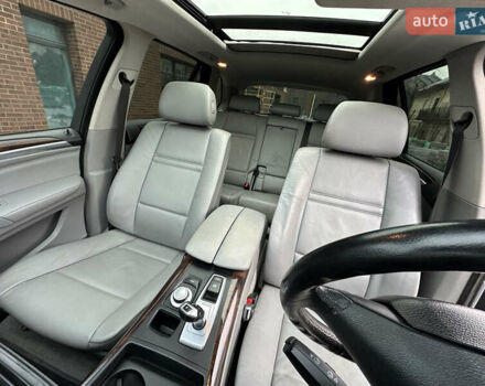 Серый БМВ Х5, объемом двигателя 3 л и пробегом 240 тыс. км за 11000 $, фото 30 на Automoto.ua