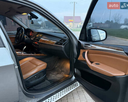 Серый БМВ Х5, объемом двигателя 3 л и пробегом 254 тыс. км за 13999 $, фото 28 на Automoto.ua