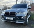 Серый БМВ Х5, объемом двигателя 3 л и пробегом 300 тыс. км за 13000 $, фото 1 на Automoto.ua