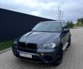 Серый БМВ Х5, объемом двигателя 3 л и пробегом 233 тыс. км за 15000 $, фото 1 на Automoto.ua