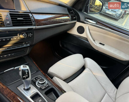 Серый БМВ Х5, объемом двигателя 3 л и пробегом 287 тыс. км за 15500 $, фото 42 на Automoto.ua